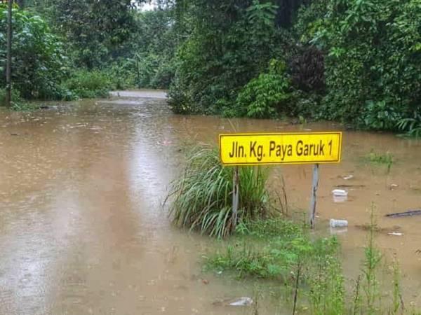 Antara laluan di Jerantut yang dinaiki air pada Ahad.