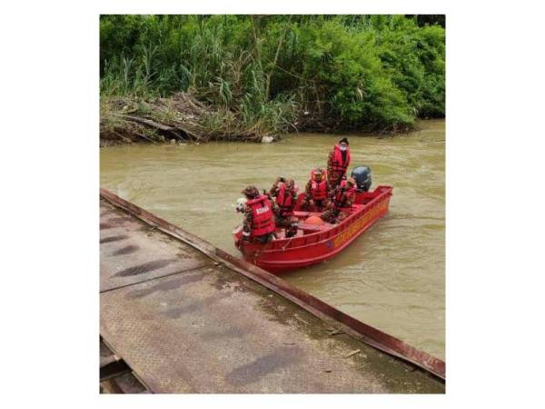 Unit K9 telah mengenal pasti spot di jambatan besi yang percayai memerangkap mangsa yang telah dibawa arus dalam kejadian itu. - Foto ihsan bomba