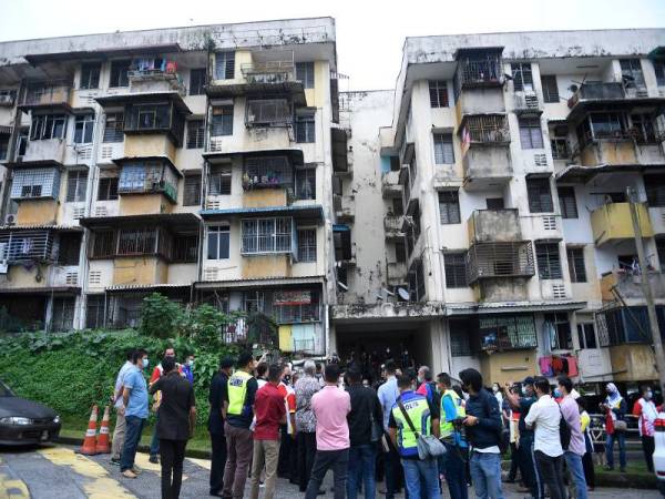 Menteri Wilayah Persekutuan, Tan Sri Annuar Musa ketika sidang media selepas meninjau keadaan penduduk yang dilaporkan dalam keadaan daif di Blok C Flat Taman Segar Jalan Persiaran Lemak, Taman Segar Cheras hari ini. - Foto Bernama