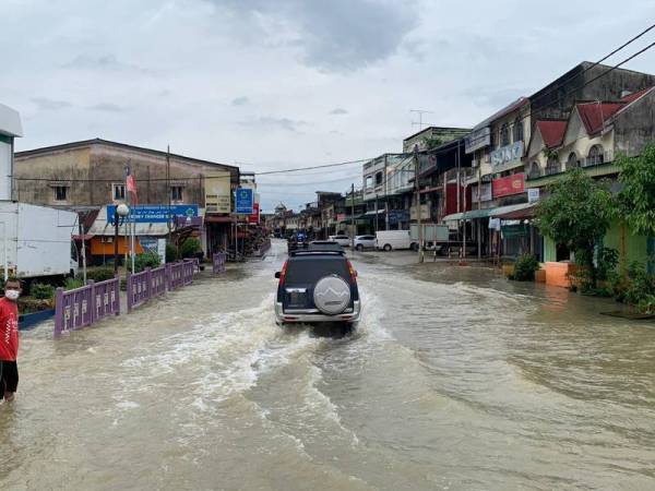 Salah sebuah laluan masuk ke Pekan Rantau Panjang masih boleh dilalui kenderaan walaupun dinaiki air sejak Sabtu.