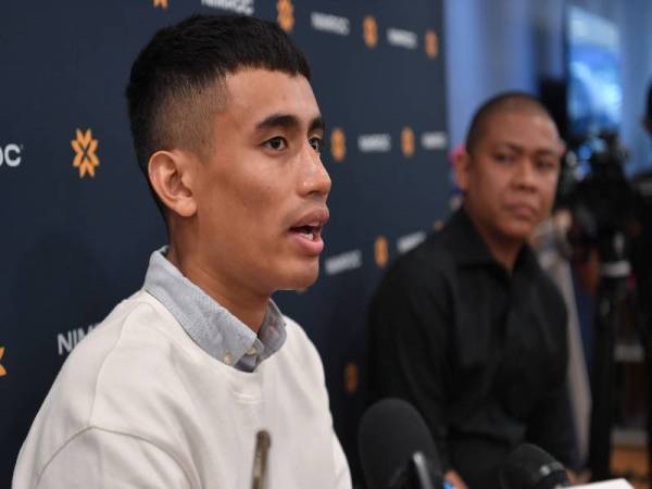Hafizh Syahrin bercakap ketika sidang media pada majlis pembukaan kedai francais gunting rambut miliknya Nimroc Barbershop di Ampang pada Ahad. Turut kelihatan Ketua Pegawai Eksekutif Nimroc Holdings Sdn Bhd, Ardy Damis.- Foto Bernama