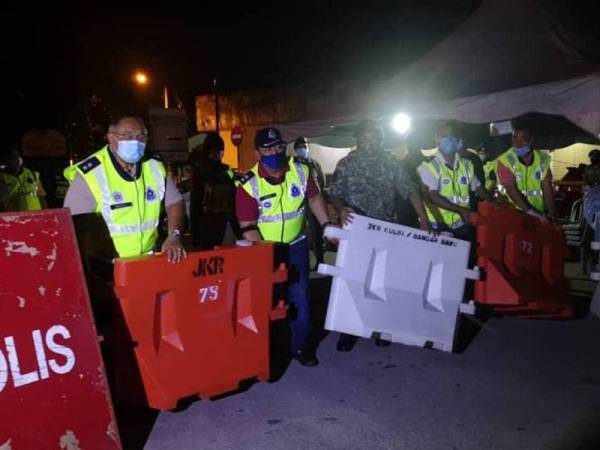 Kerja-kerja pembukaan laluan dilakukan pada 11.59 tengah malam tadi berikutan penamatan PKPD di Mukim Sungai Seluang, Kulim.