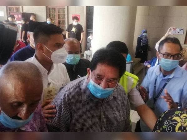 Tengku Adnan tiba di mahkamah pada jam 8.55 pagi tadi.