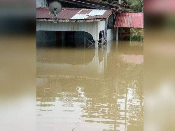 Keadaan rumah keluarga pengantin perempuan yang ditenggelami banjir selepas air Sungai Golok melimpah di Rantau Panjang.