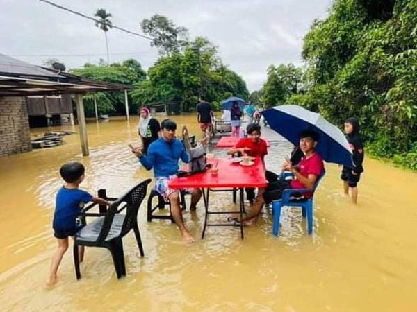 Antara pelanggan yang berkunjung ke gerai roti canainya di Kampung Seberang Tayor, Kemaman mengambil kesempatan untuk bersarapan pagi di dalam air.