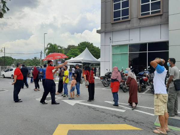 Pegawai KWSP sentiasa memastikan pengunjung mematuhi SOP ketika berurusan di Pejabat KWSP Negeri Sembilan pada Isnin. 