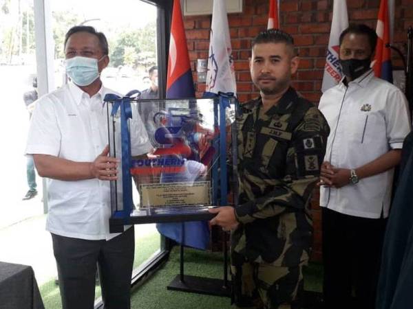 Tunku Ismail (kanan) diiringi Hasni melancarkan NGO Southern Volunteers di Tunku Mahkota Ismail Youth Centre, Hutan Bandar di sini hari ini.