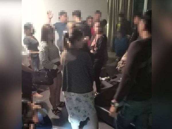 Pihak polis menahan individu yang terlibat dalam 'private party' di sebuah bilik hotel di bandar Batu Pahat, Johor, pada Ahad.