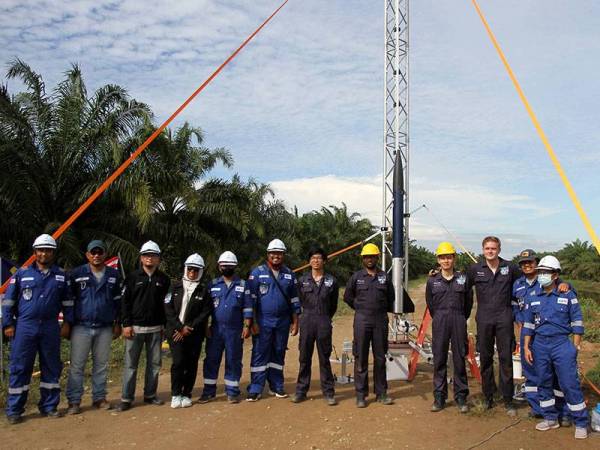 Ketua Makmal Penyelidikan Bahan Tenaga Tinggi (UiTM-MTC HEMREL) Dr Zuraidah Salleh (empat, kiri) dan Ketua Pegawai Eksekutif dan Pengasas Equatorial Space Systems, Simon Gwozdz (tiga, kanan) ketika sesi bergambar dengan roket sebelum pelancaran roket demonstrator altitud rendah (LAD) projek kerjasama Malaysia dan Singapura oleh syarikat Equatorial Space Systems (ESS), Universiti Teknologi Mara (UiTM) dan MTC Engineering di FELCRA Seberang Perak hari ini.