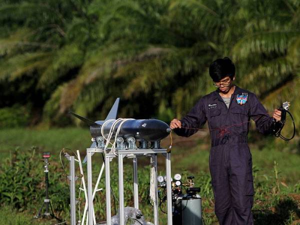Jurutera syarikat Equatorial Space Systems, Nah Yi Jie membuat persiapan akhir sebelum pelancaran roket demonstrator altitud rendah (LAD) kerjasama Malaysia dan Singapura oleh syarikat Equatorial Space Systems (ESS), Universiti Teknologi Mara (UiTM) dan MTC Engineering di FELCRA Seberang Perak hari ini.