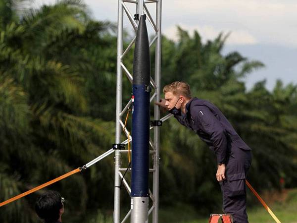 Ketua Pegawai Eksekutif dan Pengasas Equatorial Space Systems, Simon Gwozdz memeriksa keadaan roket sebelum pelancaran roket demonstrator altitud rendah (LAD) projek kerjasama Malaysia dan Singapura oleh syarikat Equatorial Space Systems (ESS), Universiti Teknologi Mara (UiTM) dan MTC Engineering di FELCRA Seberang Perak hari ini. 