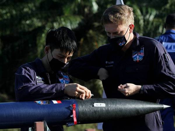 Ketua Pegawai Eksekutif dan Pengasas Equatorial Space Systems, Simon Gwozdz (kanan) memeriksa keadaan roket sebelum pelancaran roket demonstrator altitud rendah (LAD), projek kerjasama Malaysia dan Singapura oleh syarikat Equatorial Space Systems (ESS), Universiti Teknologi Mara (UiTM) dan MTC Engineering di FELCRA Seberang Perak hari ini.