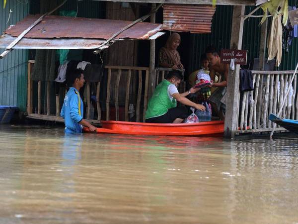 Wakil NGO IHH Humanitarian Relief Foundation dan Charity Foundation for Relief menyampaikan sumbangan kepada mangsa banjir di Daerah Rangae dan Cho Airong di Narathiwat.