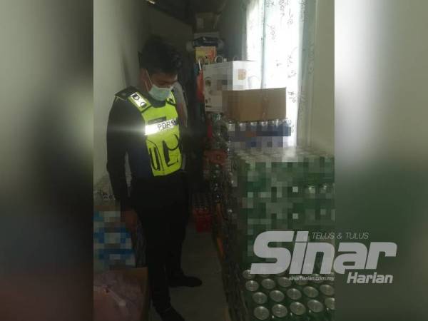 Sebahagian arak yang dirampas dalam serbuan berkenaan.