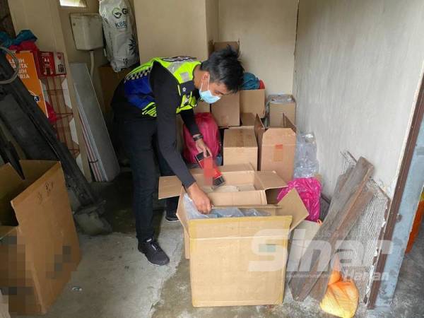 Polis menahan dua lelaki dan merampas arak dan rokok seludup dalam dua serbuan berasingan di Kampung Baru Ban Foo, Ulu Tiram, Johor Bahru, pada Isnin.