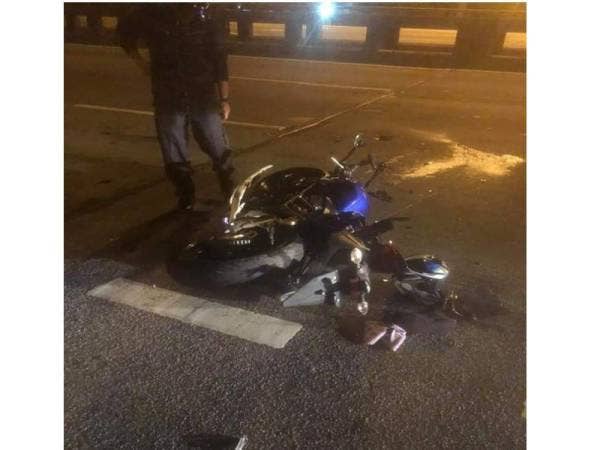 Motosikal yang ditunggang anggota polis terus rosak teruk.