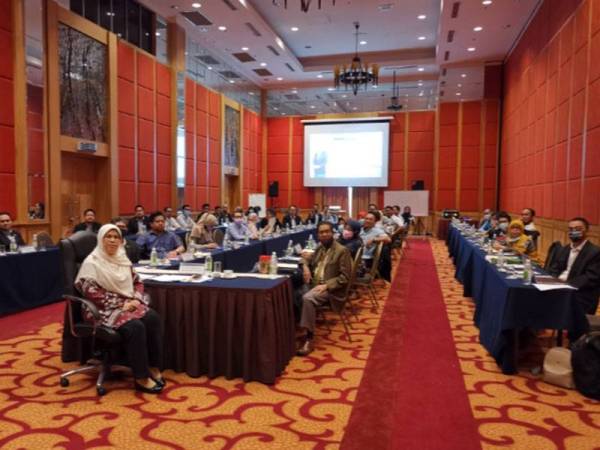 Rodziah (tengah) merakamkan gambar bersama wakil agensi yang mengikuti mesyuarat berkenaan.