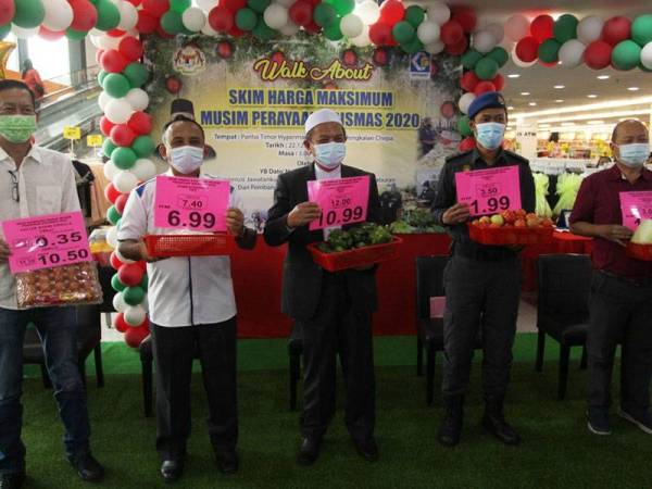 Adnan (dua dari kiri) bersama Saiful Adli (tengah) ketika perasmian SHMMP di Pengkalan Chepa pada Selasa.