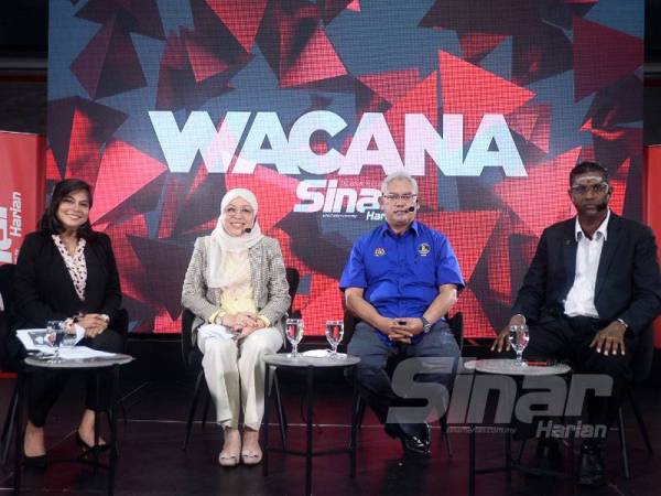 Dari kiri moderator, Herleena Pahlavy, panel, Pakar Perlembagaan, Prof Dr Shamrahayu Abd Aziz, Ahli Parlimen Tanjong Karang, Tan Sri Noh Omar dan Ahli Parlimen Jelutong, RSN Rayer yang membincangkan tajuk Politik Malaysia: Demokrasi Ikut Suka?, pada Wacana Sinar Edisi ke 218 yang diadakan di Kumpulan Karangkraf.
