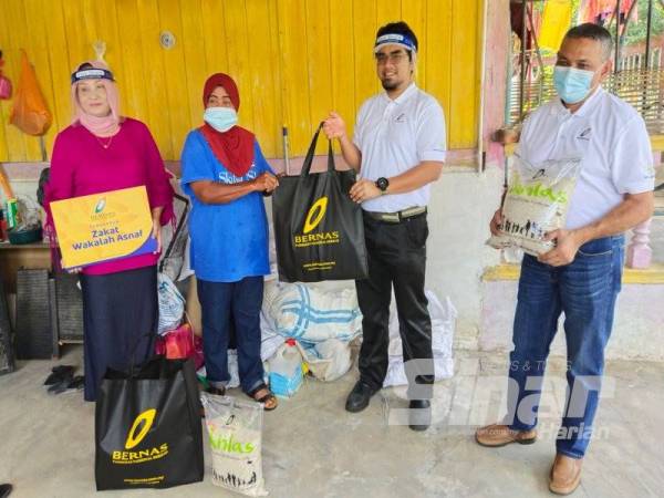 Norsallehudin dan Rosniza menyampaikan sumbangan kepada Halijah dari Kampung Simpang Sempayang, Rompin pada Selasa.