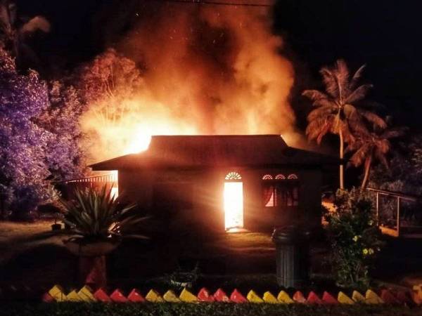 Keadaan rumah mangsa yang terbakar dalam kejadian di Felda Melor Jengka 12 pada malam Selasa. - Foto Ihsan bomba
