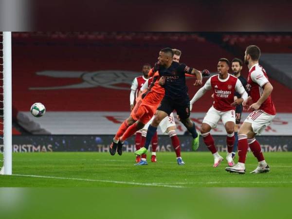 Penyerang City, Gabriel Jesus menanduk masuk gol pembukaan seawal minit ke-3.