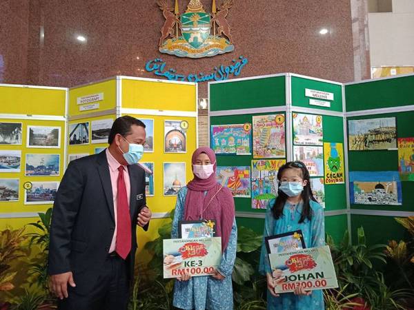 Dr Ahmad Fadzli beramah mesra bersama para pemenang selepas majlis penyampaian hadiah Program 130 untuk Video, Fotografi dan Melukis kepada pemenang di lobi MPK, di sini pada Rabu.