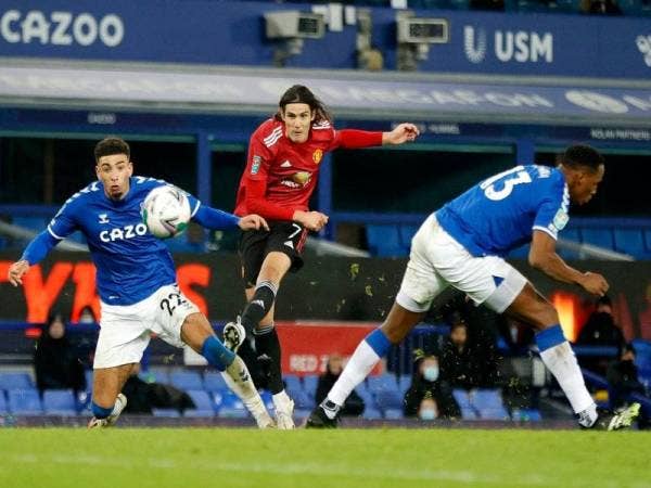 Aksi Cavani (tengah) ketika merembat ke gawang Everton pada aksi suku akhir Piala Liga Inggeris (EFL) di Goodison Park pada awal pagi Khamis.