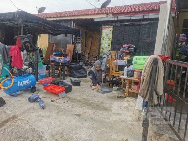 Penduduk di Rumah Mampu Milik (RMM) Teluk Kalong, Kemaman memilih dan membersihkan barangan yang masih boleh digunakan.