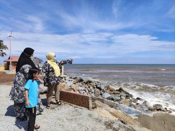 Nurul Akhtar menunjukkan benteng yang menempatkan 20 meja runtuh Selasa lalu akibat hakisan.