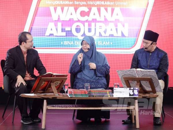 Dr Harlina Halizah mengupas tentang Bahana Seksual Alam Siber pada Wacana Al-Quran Edisi Resolusi yang turut menampilkan Fazrul (kiri) dan Ustaz Abdul Khair. - FOTO ROSLI TALIB