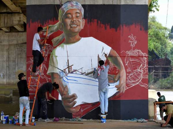 Mural berbentuk tiga dimensi (3D) memaparkan kanak-kanak membawa perahu besar tradisional Terengganu yang dilukis pada tiang Jambatan Sultan Mahmud ketika tinjauan di sini hari ini. - Foto Bernama