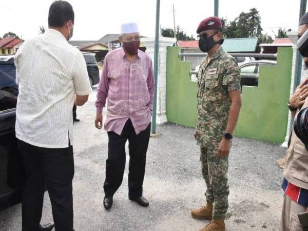 Shairul Amin (kanan) dan Ahmad ketika tiba di Wisma I’Baadurrahman di Tumpat pada Khamis.