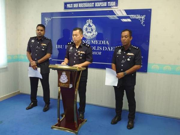 Beng Yeow (tengah) pada sidang akhbar berhubung penangkapan dua ahli sindiket ah long di IPD Kulai pada Khamis.