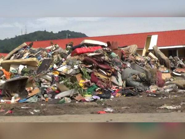 Antara timbunan sampah, kesan daripada banjir di perumahan Rumah Mampu Milik Teluk Kalong, Kemaman.