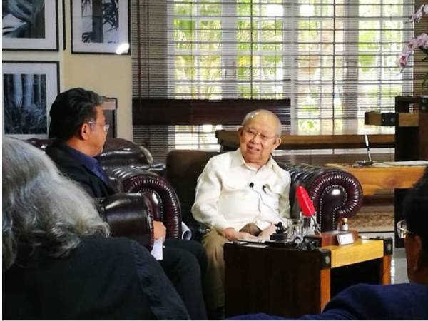 Tengku Razaleigh (kanan) menjadi tetamu program bual bicara 'Minda Profesor Negara Mengenai Masa Depan Malaysia: Kemana Kita' di Pejabat Sekretariat MPN, Kajang pada Khamis.