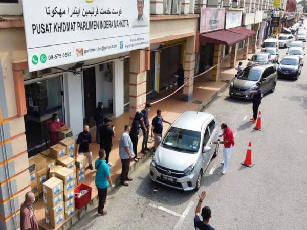 Sumbangan dilakukan secara pandu lalu bagi mematuhi prosedur operasi standard (SOP) bagi mengurangkan risiko penularan Covid-19. 