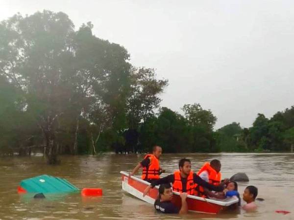 Lima sekeluarga nyaris maut apabila bot yang mereka naiki terbalik selepas terlanggar tunggul kayu di Kampung Gertak Buaya, Rantau Panjang.