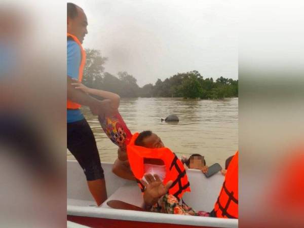 Muhairi (kiri) bersama penduduk kampung menyelamatkan dua kanak-kanak berusia 9 dan 10 tahun.
