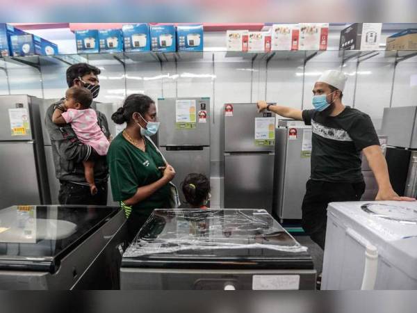 Ebit turut membeli barangan keperluan kepada keluarga Ganesh pada Jumaat. - Foto ihsan FB Ebit Lew 