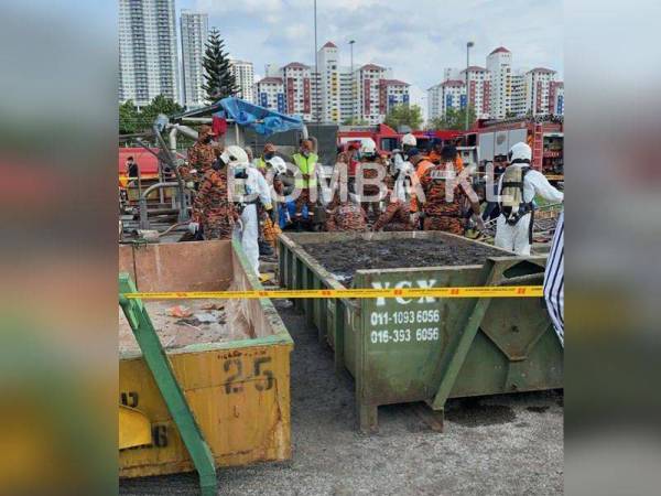 Anggota JBPM berusaha mengeluarkan mangsa yang terlibat dalam kejadian di Jalan Pantai Permai, Pantai Dalam, Kuala Lumpur pada Jumaat. - Foto Ihsan JBPM KL