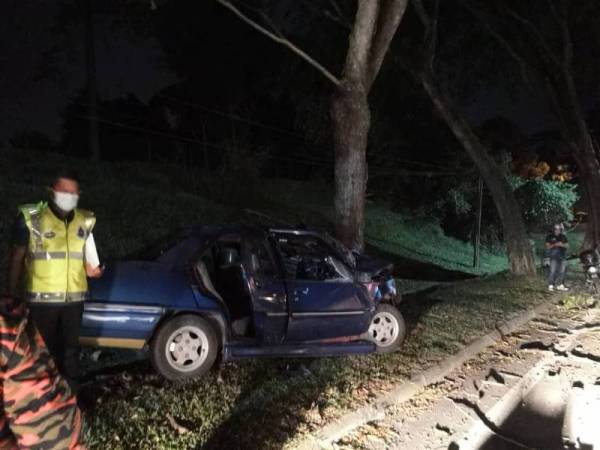 Seorang lelaki maut apabila kereta dipandunya terbabas dan melanggar sebatang pokok berhampiran SMK Kulai Besar, Kulai pada Jumaat.
