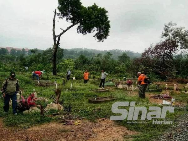 Gotong-royong perdana yang dilakukan ahli kariah Masjid Temerloh Jaya untuk wajah baharu tanah perkuburan Kampung Tualang.