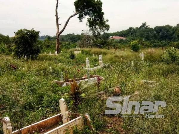 Keadaan di tanah perkuburan Kampung Tualang, Temerloh sebelum ini yang bersemak samun.