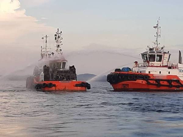 Operasi memadam kebakaran kapal tunda sedang giat dilakukan pada kedudukan kira-kira 2.5 batu nautika barat daya dari Pantai Pengkalan Balak, Melaka pada Jumaat.