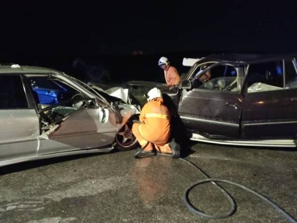 Keadaan kenderaan yang terlibat dalam kemalangan di Kilometer 13.8 Jalan Seremban-Port Dickson pada Jumaat.