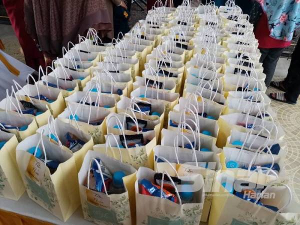 Sebahagian cenderahati yang hendak diagihkan kepada tetamu disusun di hadapan rumah