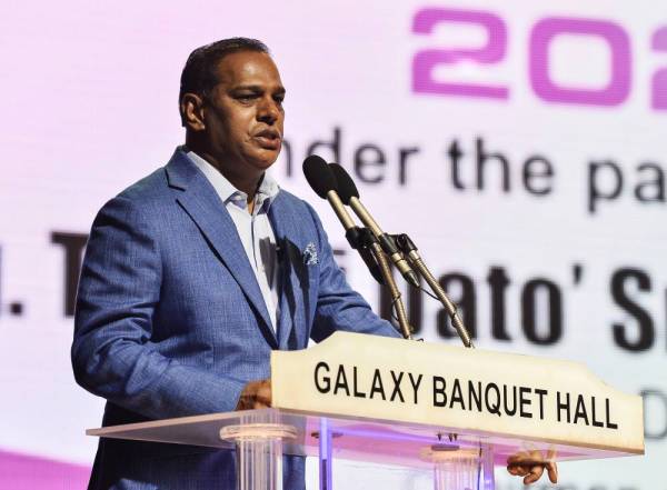 Saravanan ketika berucap pada Majlis Penyerahan Cek Maju Institute of Education Development (MIED) di HGH Convention Centre, Kuala Lumpur pada Sabtu. -Foto Bernama