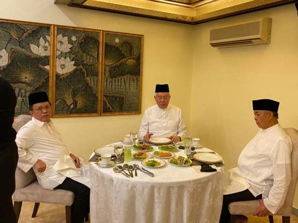 Gambar Mohd Shafie (kiri) bersama Ahmad Zahid dan Najib tular di media sosial pada Jumaat.