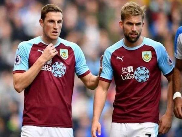 Chris Wood (kiri) dan Charlie Taylor, dua bekas pemain Leeds United yang kini beraksi dengan Burnley.
